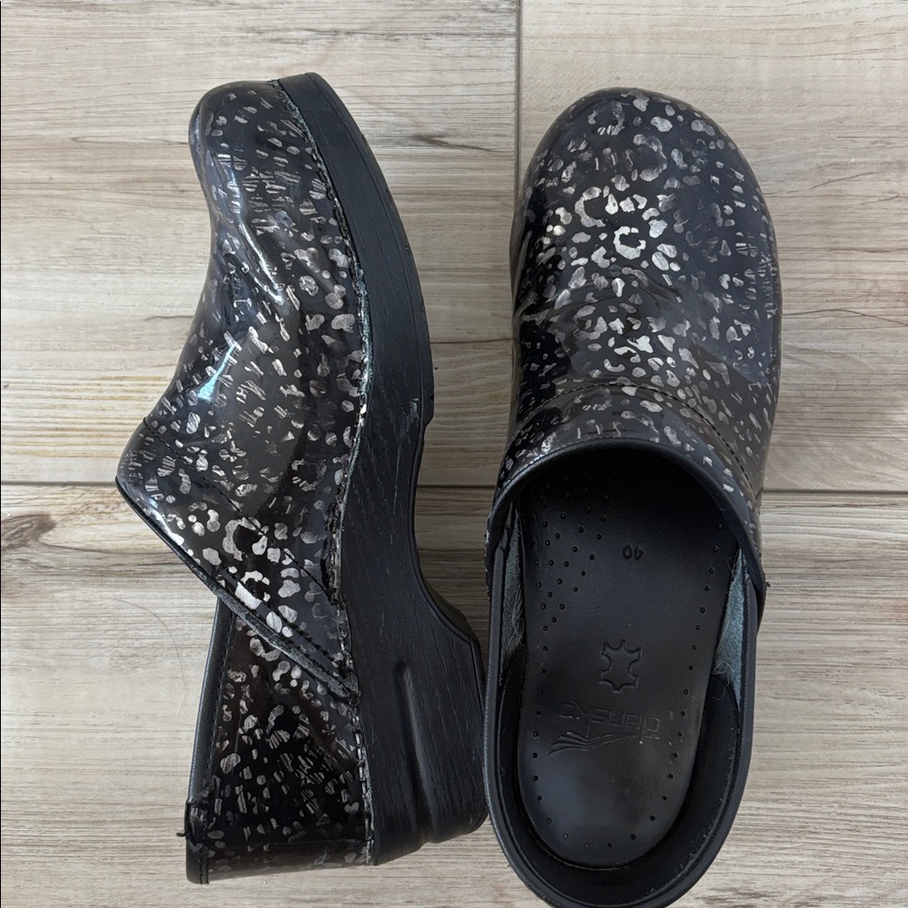 Dansko women’s clogs size 40 animal print black shiny - Picture 6 of 6
